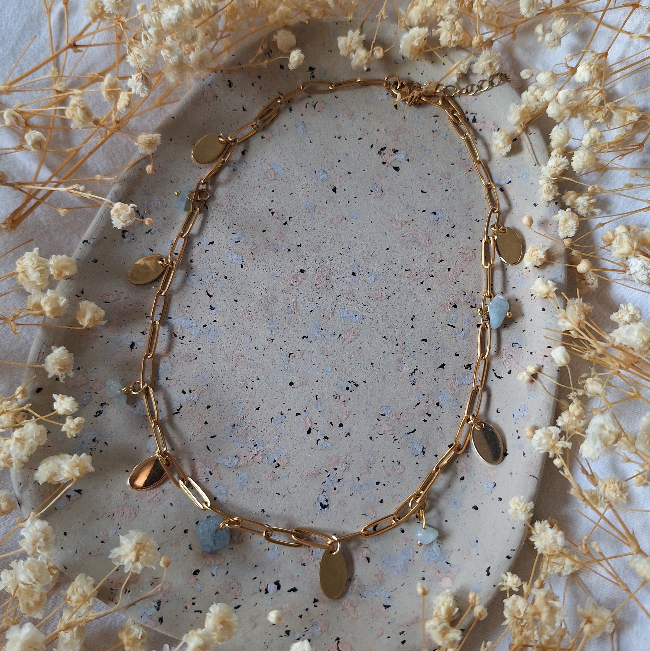 Collier à pétales et perles en Aigue Marine - Sérénité Courage Communication